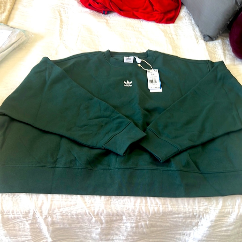 New women’s Adidas crop top sweatshirt never been worn.